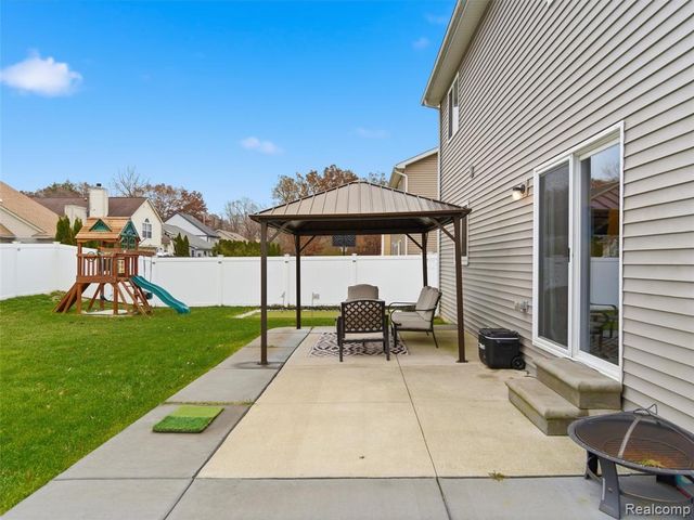 250 Fountain Park Drive, Waterford, MI 48327