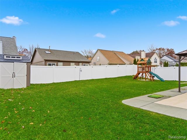 250 Fountain Park Drive, Waterford, MI 48327