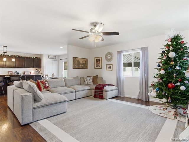 250 Fountain Park Drive, Waterford, MI 48327