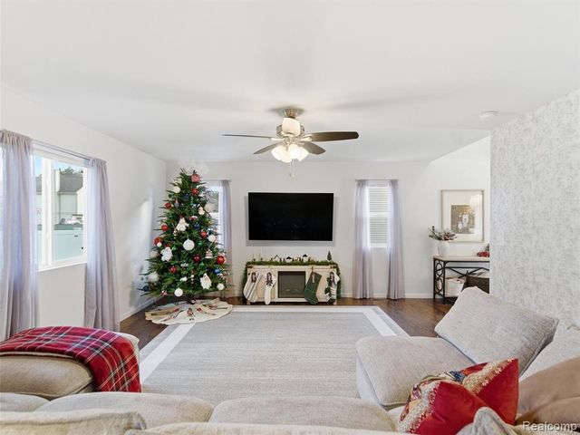 250 Fountain Park Drive, Waterford, MI 48327