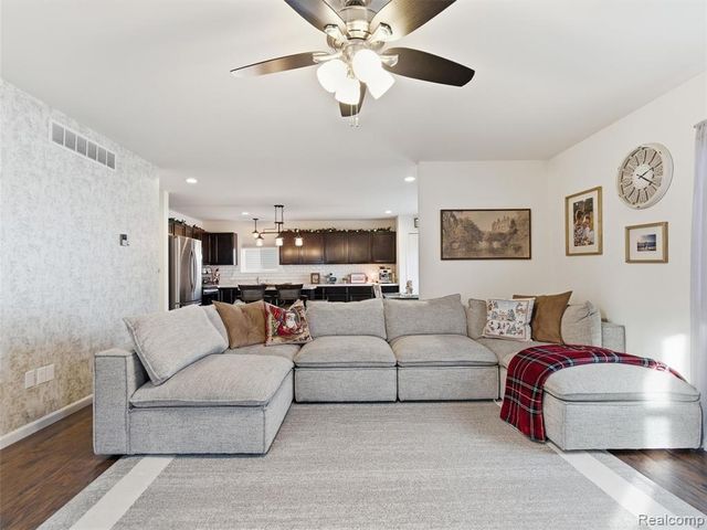 250 Fountain Park Drive, Waterford, MI 48327