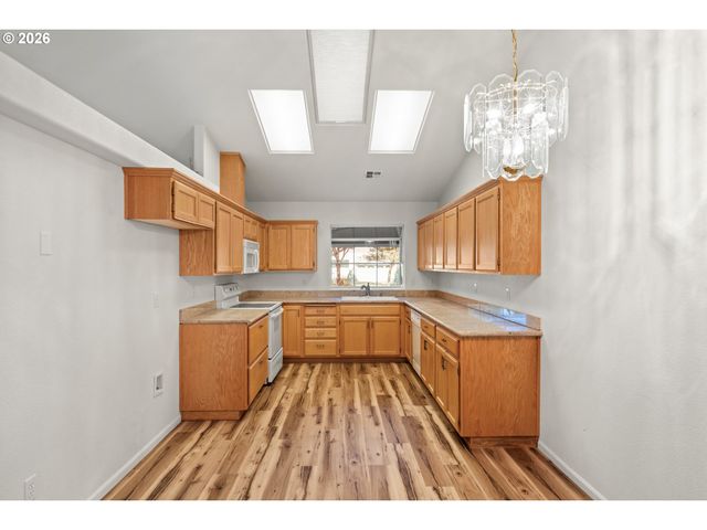 1785 BROOKHURST Way, Grants Pass, OR 97527
