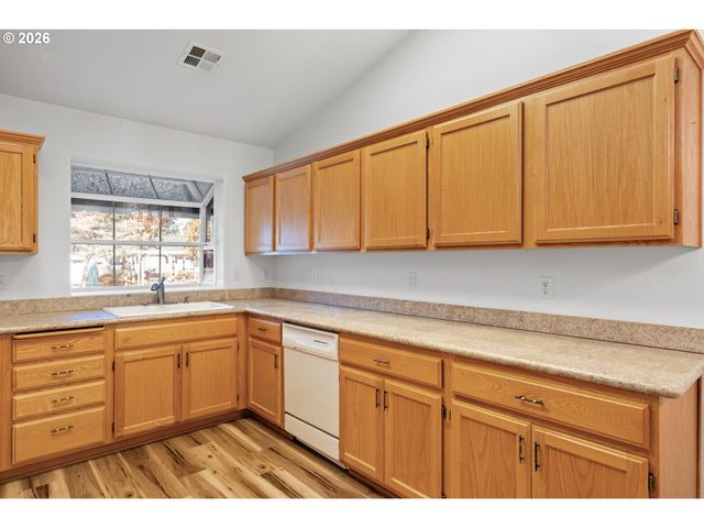 1785 BROOKHURST Way, Grants Pass, OR 97527