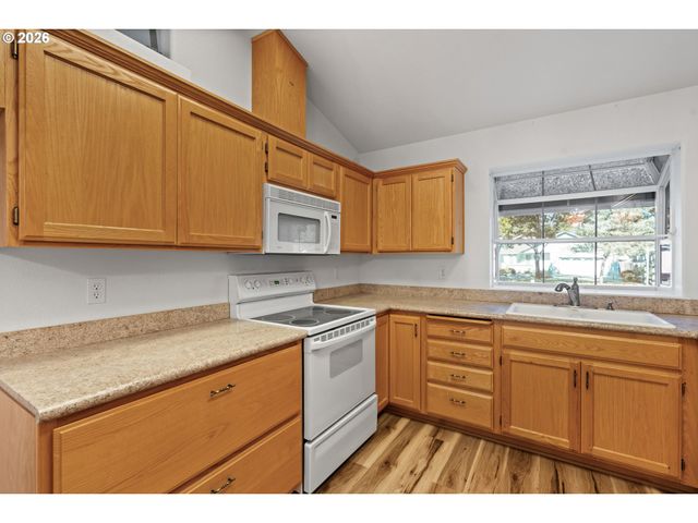 1785 BROOKHURST Way, Grants Pass, OR 97527