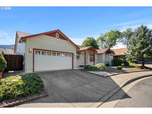 1785 BROOKHURST Way, Grants Pass, OR 97527