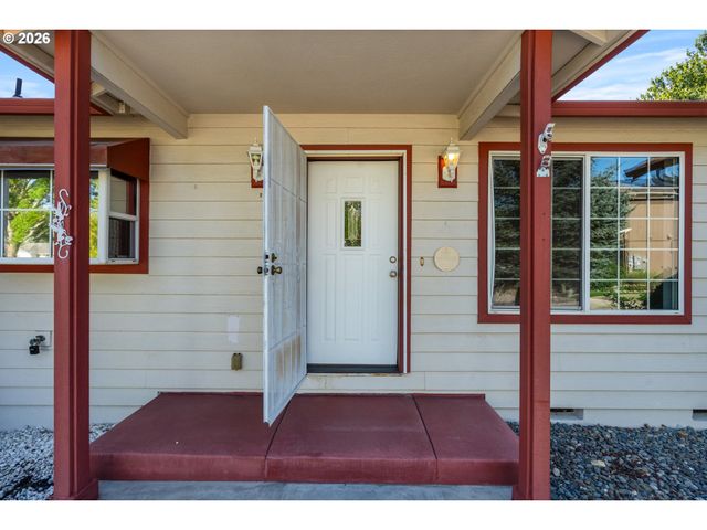 1785 BROOKHURST Way, Grants Pass, OR 97527