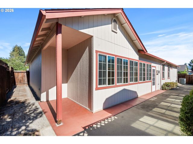 1785 BROOKHURST Way, Grants Pass, OR 97527