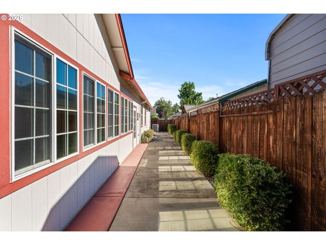1785 BROOKHURST Way, Grants Pass, OR 97527