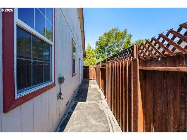 1785 BROOKHURST Way, Grants Pass, OR 97527
