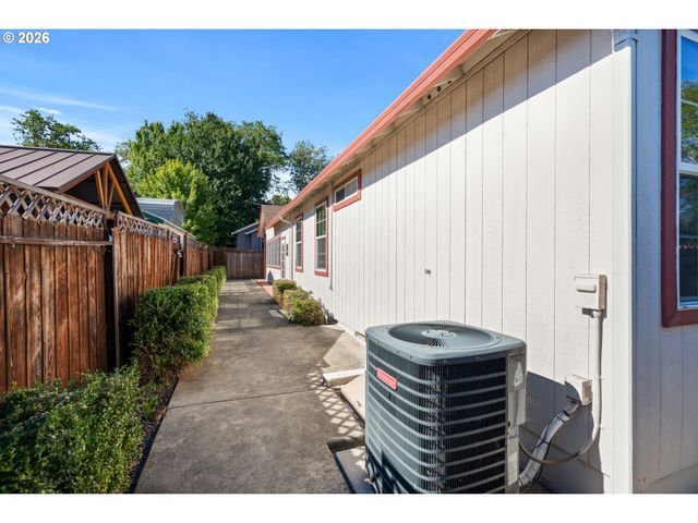 1785 BROOKHURST Way, Grants Pass, OR 97527