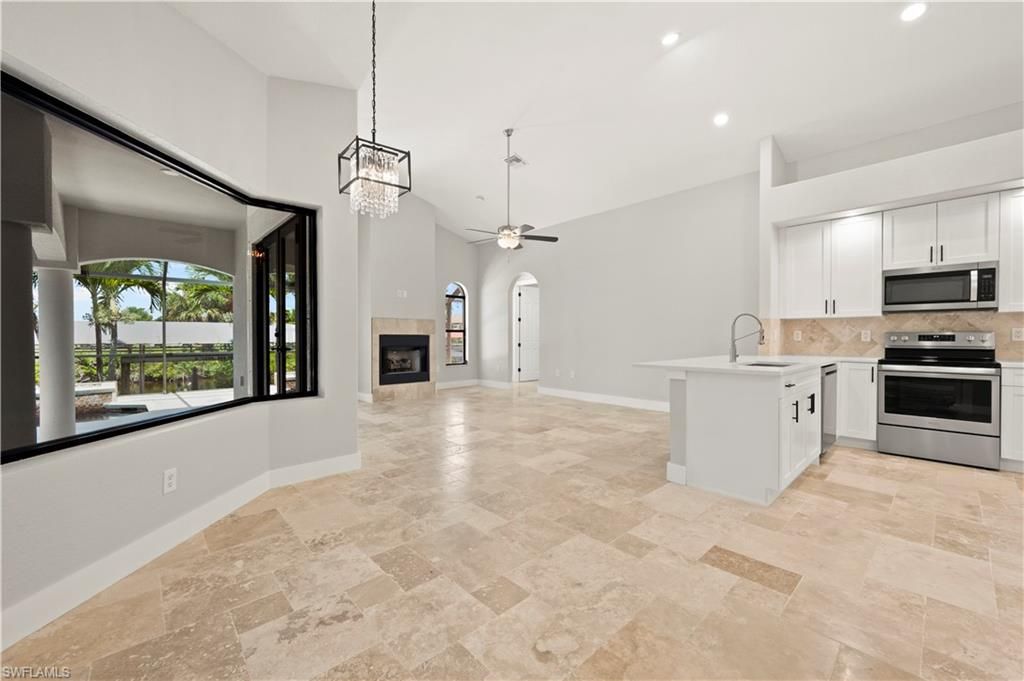 Image 14 of property listing at 506 32nd PL, Cape Coral, FL 33993