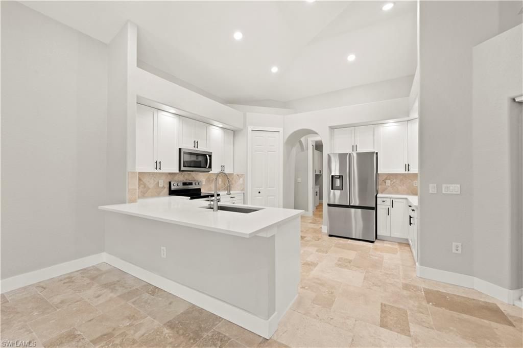 Image 16 of property listing at 506 32nd PL, Cape Coral, FL 33993