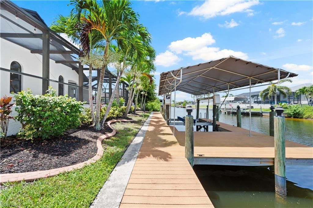 Image 5 of property listing at 506 32nd PL, Cape Coral, FL 33993