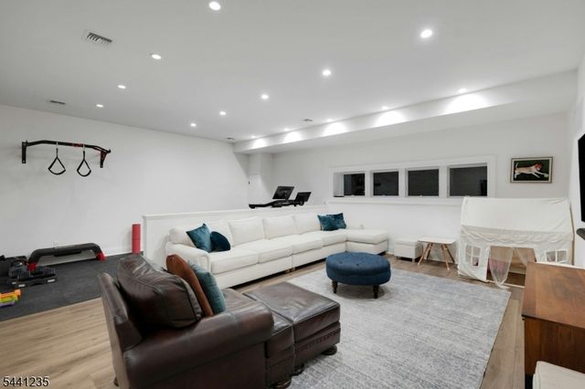 61 Slayton Dr, Millburn Twp., NJ 07078