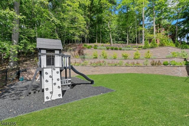61 Slayton Dr, Millburn Twp., NJ 07078