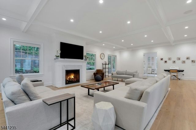 61 Slayton Dr, Millburn Twp., NJ 07078