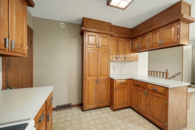 2311 Applewood Ln, Salina, KS 67401