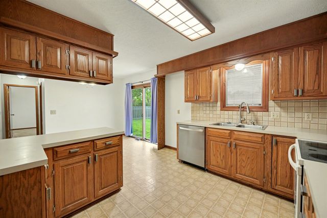 2311 Applewood Ln, Salina, KS 67401