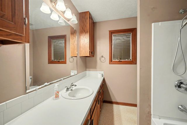 2311 Applewood Ln, Salina, KS 67401