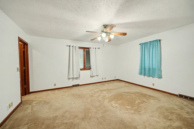2311 Applewood Ln, Salina, KS 67401