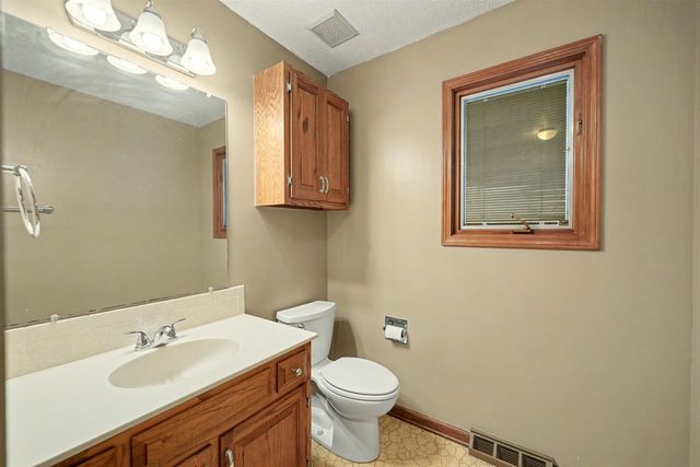 2311 Applewood Ln, Salina, KS 67401