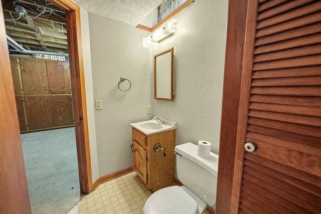 2311 Applewood Ln, Salina, KS 67401