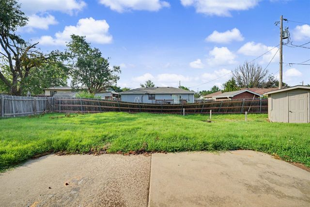 2311 Applewood Ln, Salina, KS 67401