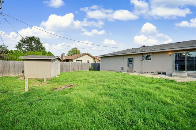 2311 Applewood Ln, Salina, KS 67401