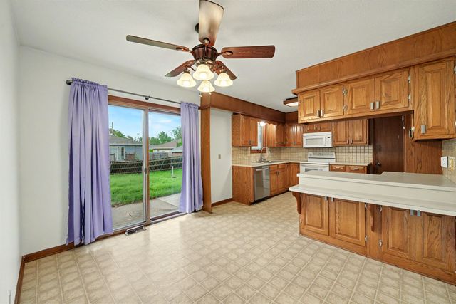 2311 Applewood Ln, Salina, KS 67401