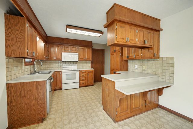 2311 Applewood Ln, Salina, KS 67401