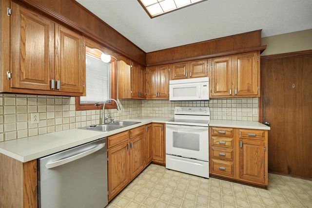 2311 Applewood Ln, Salina, KS 67401