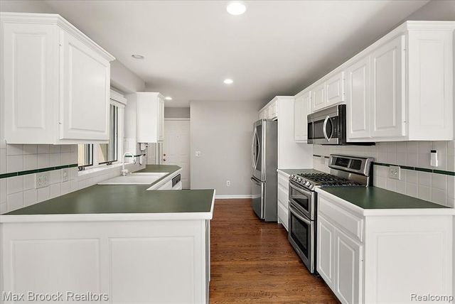 1317 Castlewood Drive, White Lake, MI 48386