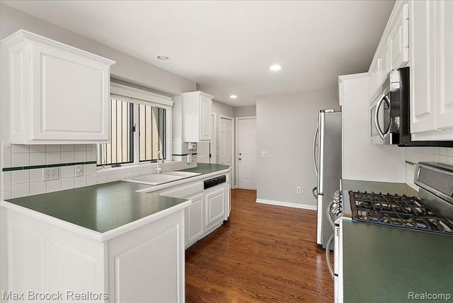 1317 Castlewood Drive, White Lake, MI 48386