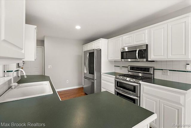 1317 Castlewood Drive, White Lake, MI 48386