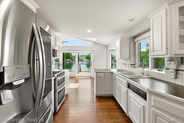 1317 Castlewood Drive, White Lake, MI 48386