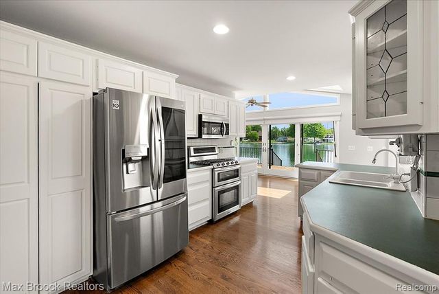 1317 Castlewood Drive, White Lake, MI 48386