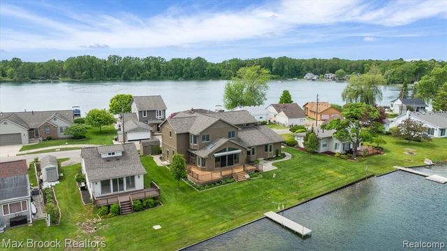 1317 Castlewood Drive, White Lake, MI 48386