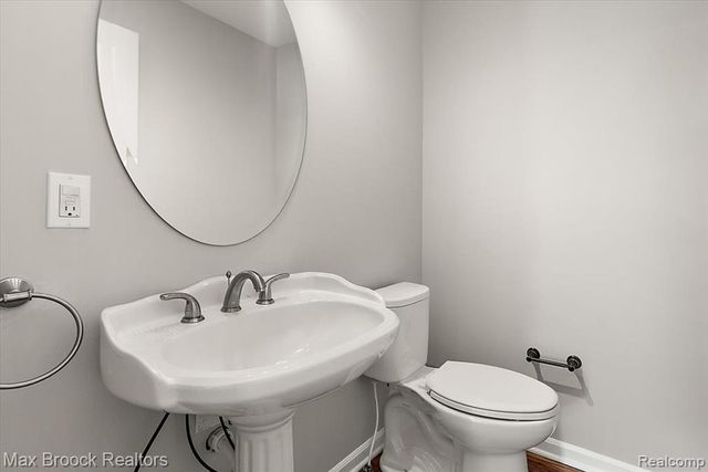 1317 Castlewood Drive, White Lake, MI 48386