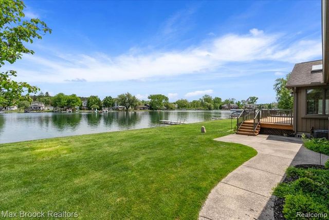 1317 Castlewood Drive, White Lake, MI 48386