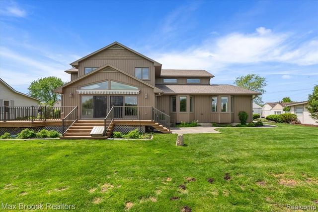 1317 Castlewood Drive, White Lake, MI 48386