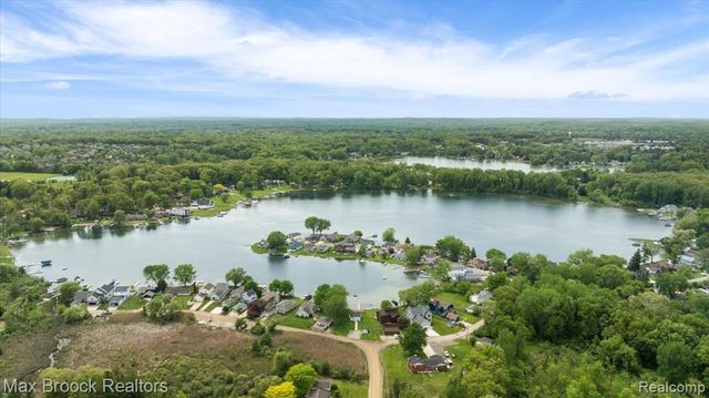 1317 Castlewood Drive, White Lake, MI 48386