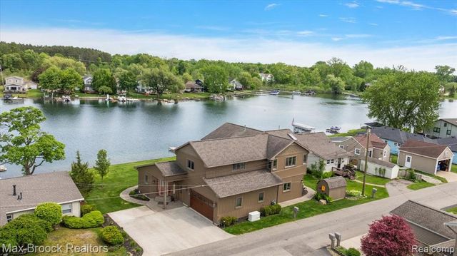 1317 Castlewood Drive, White Lake, MI 48386