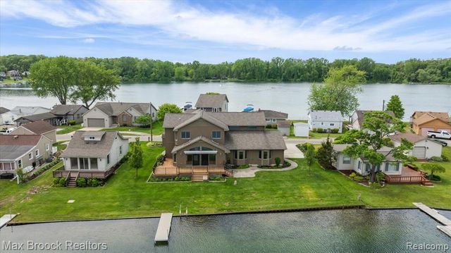 1317 Castlewood Drive, White Lake, MI 48386