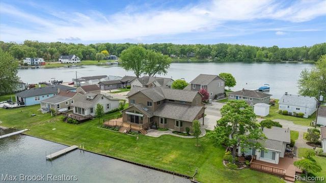 1317 Castlewood Drive, White Lake, MI 48386