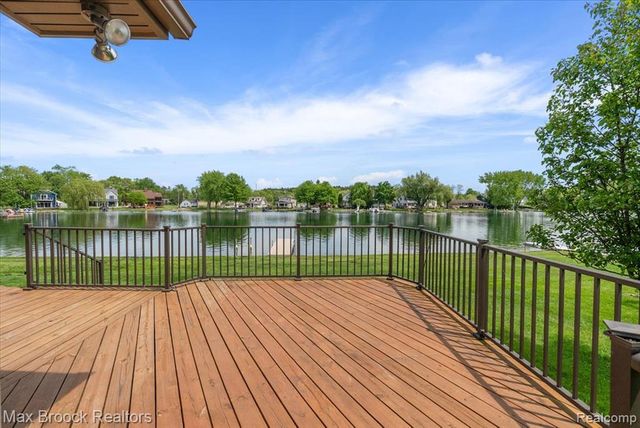 1317 Castlewood Drive, White Lake, MI 48386
