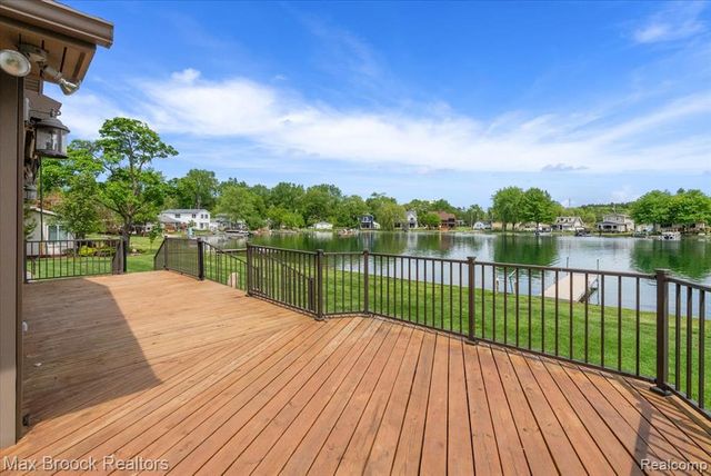1317 Castlewood Drive, White Lake, MI 48386