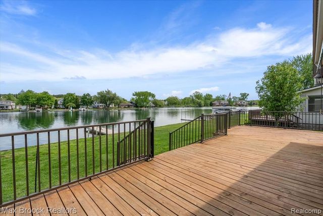 1317 Castlewood Drive, White Lake, MI 48386