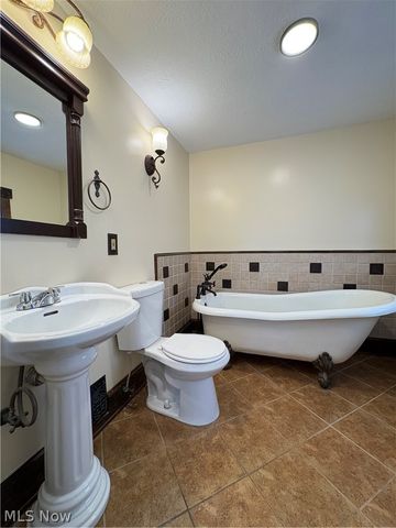 1082 Florida Avenue, Akron, OH 44314