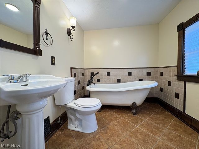 1082 Florida Avenue, Akron, OH 44314