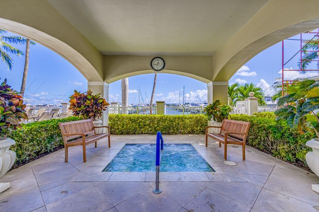 802 W WINDWARD Way 303, Lantana, FL 33462
